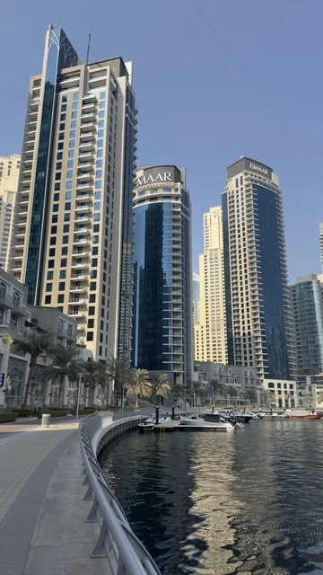 الأبراج وناطحات السحاب ، الفن الهندسي المعماري المتطور والمتقدم للمنشآت التجارية والسكنية، معالم سياحية مشهورة في الإمارات العربية المتحدة، الواجهه البحرية لإمارة دبي في النهار