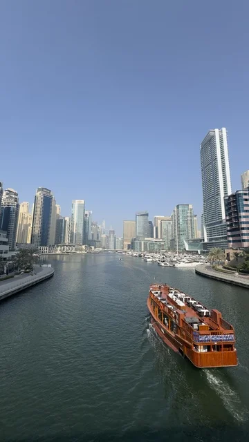 الفن الهندسي المعماري المتطور والمتقدم للمنشآت التجارية والسكنية، الأبراج وناطحات السحاب ، معالم سياحية مشهورة في الإمارات العربية المتحدة، الواجهه البحرية لإمارة دبي في النهار