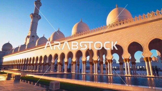 انعكاس أروقة جامع الشيخ زايد الكبير أبوظبي وقت الغروب