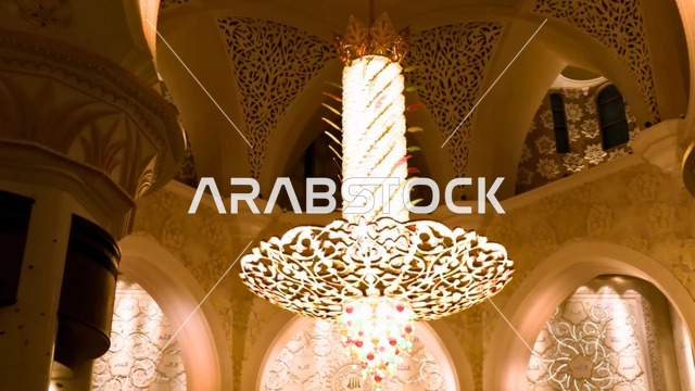 التصميم الداخلي والثريا في جامع الشيخ زايد بأبوظبي