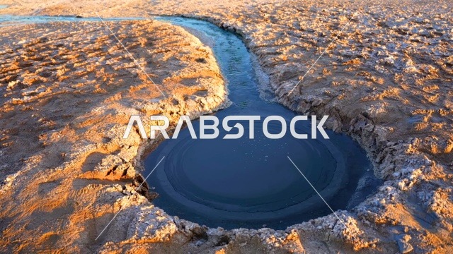 عين مياه طبيعية في صحراء الربع الخالي وقت الغروب
