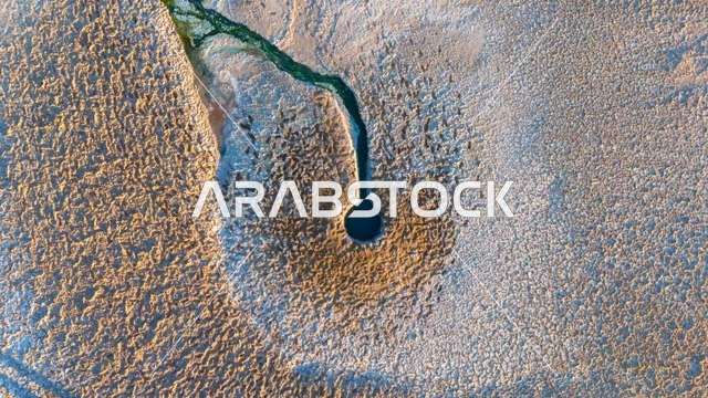 عين مياه طبيعية في صحراء الربع الخالي منظور جوي