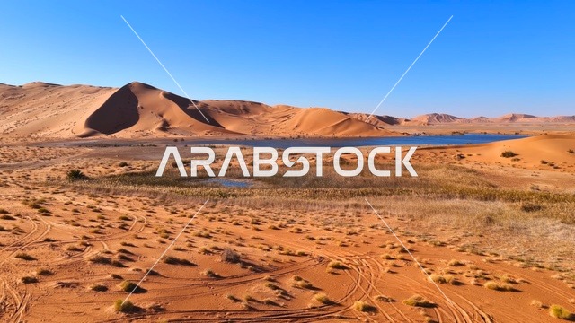 مناظر طبيعية لبحيرة وكثبان رملية في صحراء الربع الخالي