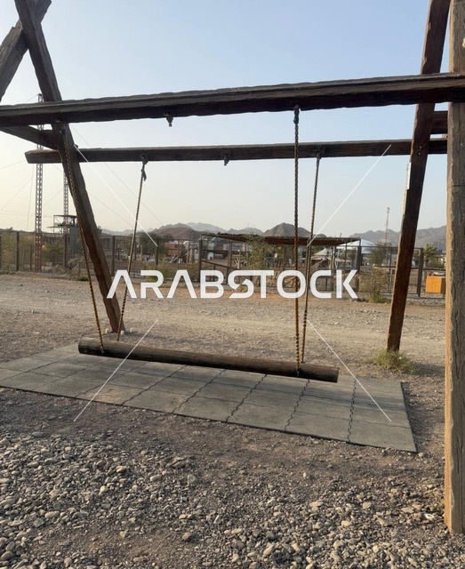 أرجوحة خشبية في منطقة حتا الترفيهية في دبي