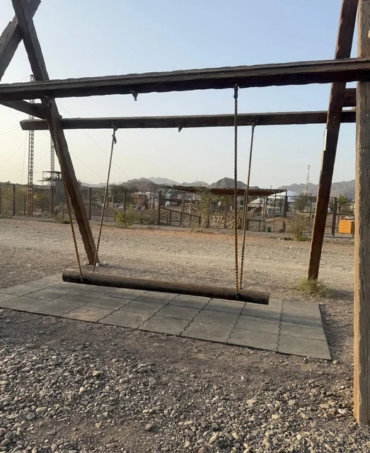 أرجوحة خشبية في منطقة حتا الترفيهية في دبي