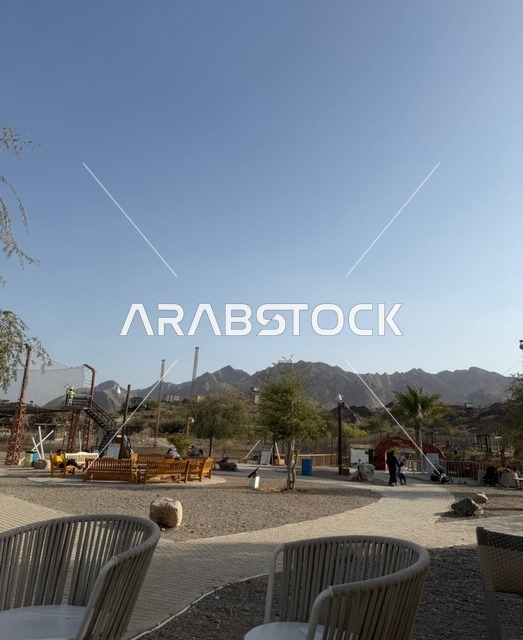 منطقة ترفيهية خارجية مع إطلالة على الجبال الصخرية