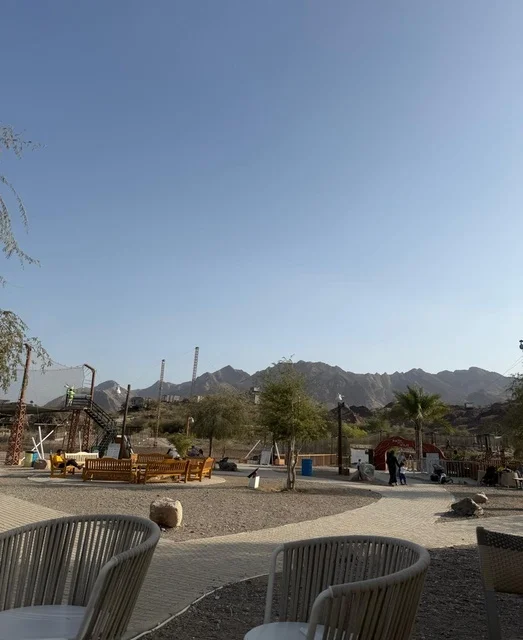 منطقة ترفيهية خارجية مع إطلالة على الجبال الصخرية