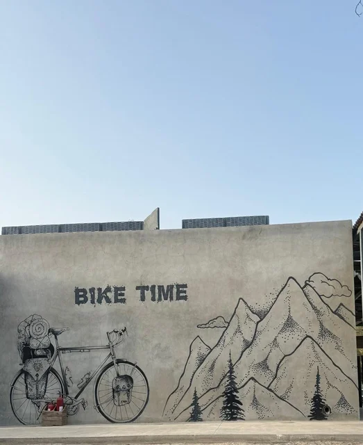 جدارية دراجة هوائية وجبال على جدار في دبي