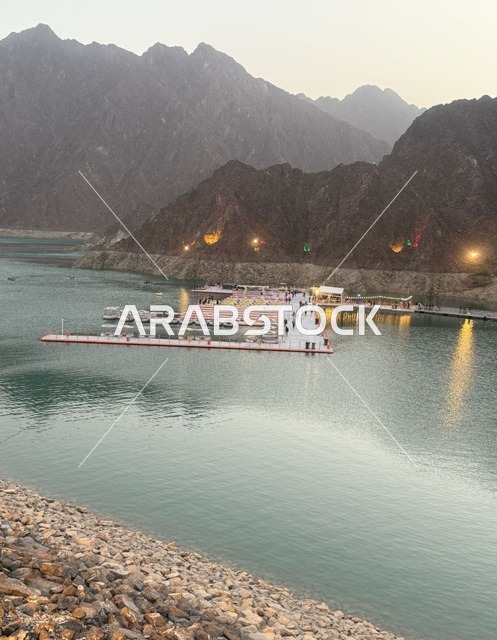 سد حتا دبي الجبال ومحطة تأجير القوارب وقت الغسق