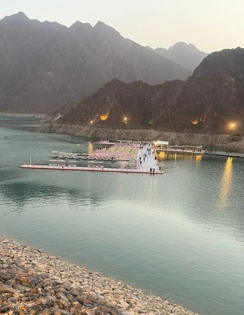 سد حتا دبي الجبال ومحطة تأجير القوارب وقت الغسق