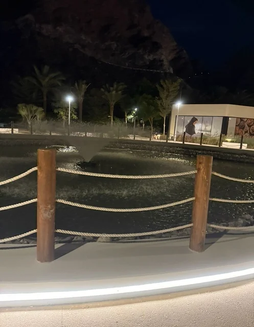 نافورة مائية ومنطقة بركة في حتا دبي مع إطلالة جبلية