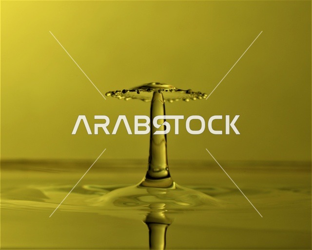 لقطة مقربة لتصادم قطرة ماء خلفية صفراء