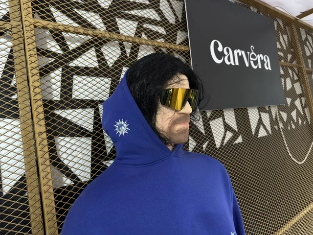 مانيكان بملابس عصرية في فعالية إيفنت شرق في  المنطقة الشرقية، يوم 9 من فبراير 2026، تجربة ترفيهية وثقافية شاملة تحتفي بروح المجتمع والإبداع، تجمع بين العروض الفنية الحية، الفعاليات الشبابية، الأنشطة التفاعلية، المعارض والمشاريع المحلية، مناطق الطعام المتنوعة، والأجواء الاحتفالية النابضة بالحياة، لتقدم للزوار تجربة اجتماعية عصرية تعكس هوية المنطقة الشرقية وتنوعها الثقافي والترفيهي