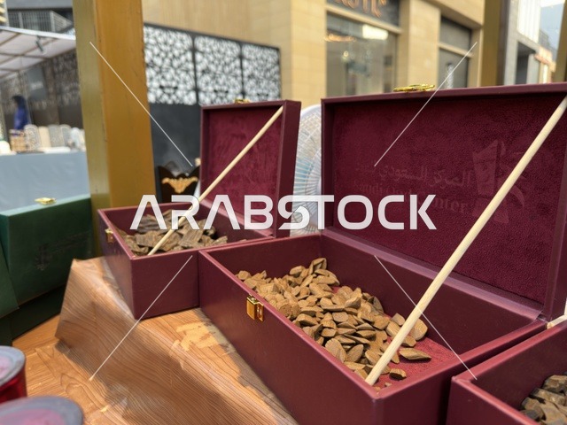 صندوق خشب عود في فعالية إيفنت شرق في  المنطقة الشرقية، يوم 9 من فبراير 2026، تجربة ترفيهية وثقافية شاملة تحتفي بروح المجتمع والإبداع، تجمع بين العروض الفنية الحية، الفعاليات الشبابية، الأنشطة التفاعلية، المعارض والمشاريع المحلية، مناطق الطعام المتنوعة، والأجواء الاحتفالية النابضة بالحياة، لتقدم للزوار تجربة اجتماعية عصرية تعكس هوية المنطقة الشرقية وتنوعها الثقافي والترفيهي