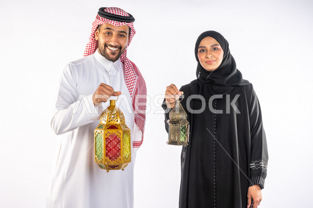 بورتريه لزوجان عربيان سعوديان خليجيان يحملان فوانيس شهر رمضان, البهجه والسرور بقدوم رمضان, زينه و أجواء رمضانيه, مناسبات دينيه, الإستعداد لشهر رمضان المبارك, تحف وديكورات 