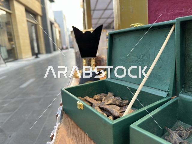 صندوق خشب عود في فعالية إيفنت شرق في  المنطقة الشرقية، يوم 9 من فبراير 2026، تجربة ترفيهية وثقافية شاملة تحتفي بروح المجتمع والإبداع، تجمع بين العروض الفنية الحية، الفعاليات الشبابية، الأنشطة التفاعلية، المعارض والمشاريع المحلية، مناطق الطعام المتنوعة، والأجواء الاحتفالية النابضة بالحياة، لتقدم للزوار تجربة اجتماعية عصرية تعكس هوية المنطقة الشرقية وتنوعها الثقافي والترفيهي