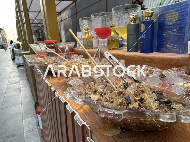 البخور والعطور العربية التقليدية في صندوق خشب عود في فعالية إيفنت شرق في  المنطقة الشرقية، يوم 9 من فبراير 2026، تجربة ترفيهية وثقافية شاملة تحتفي بروح المجتمع والإبداع، تجمع بين العروض الفنية الحية، الفعاليات الشبابية، الأنشطة التفاعلية، المعارض والمشاريع المحلية، مناطق الطعام المتنوعة، والأجواء الاحتفالية النابضة بالحياة، لتقدم للزوار تجربة اجتماعية عصرية تعكس هوية المنطقة الشرقية وتنوعها الثقافي والترفيهي