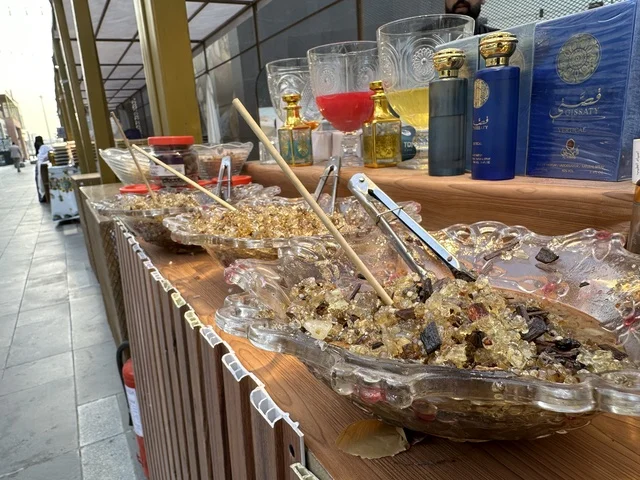 البخور والعطور العربية التقليدية في صندوق خشب عود في فعالية إيفنت شرق في  المنطقة الشرقية، يوم 9 من فبراير 2026، تجربة ترفيهية وثقافية شاملة تحتفي بروح المجتمع والإبداع، تجمع بين العروض الفنية الحية، الفعاليات الشبابية، الأنشطة التفاعلية، المعارض والمشاريع المحلية، مناطق الطعام المتنوعة، والأجواء الاحتفالية النابضة بالحياة، لتقدم للزوار تجربة اجتماعية عصرية تعكس هوية المنطقة الشرقية وتنوعها الثقافي والترفيهي