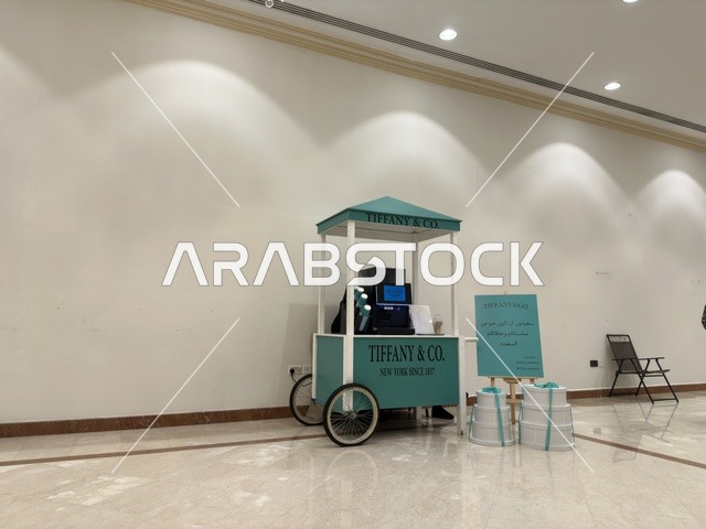 عربة تيفاني أند كو في فعالية دكان رمضان بفندق القصيبي بالمنطقة الشرقية، فعالية رمضانية تراثية تجمع بين أجواء الشهر الفضيل، الدكاكين الشعبية، المنتجات المحلية، المأكولات الرمضانية، الحرف اليدوية، والهدايا التقليدية، في تجربة ثقافية واجتماعية دافئة تعكس روح رمضان والأصالة السعودية داخل أجواء فندقية راقية