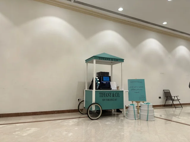 عربة تيفاني أند كو في فعالية دكان رمضان بفندق القصيبي بالمنطقة الشرقية، فعالية رمضانية تراثية تجمع بين أجواء الشهر الفضيل، الدكاكين الشعبية، المنتجات المحلية، المأكولات الرمضانية، الحرف اليدوية، والهدايا التقليدية، في تجربة ثقافية واجتماعية دافئة تعكس روح رمضان والأصالة السعودية داخل أجواء فندقية راقية
