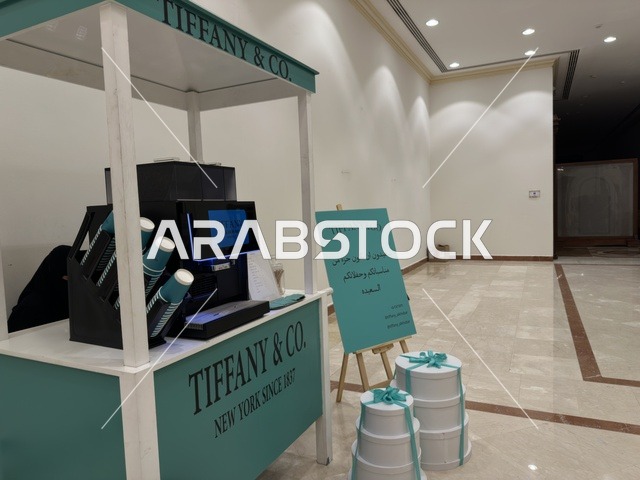 ركن قهوة تيفاني في  فعالية دكان رمضان بفندق القصيبي بالمنطقة الشرقية، فعالية رمضانية تراثية تجمع بين أجواء الشهر الفضيل، الدكاكين الشعبية، المنتجات المحلية، المأكولات الرمضانية، الحرف اليدوية، والهدايا التقليدية، في تجربة ثقافية واجتماعية دافئة تعكس روح رمضان والأصالة السعودية داخل أجواء فندقية راقية