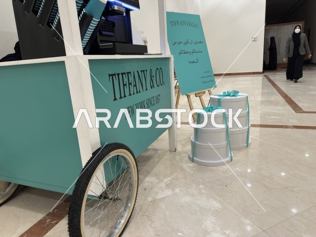 عربة تيفاني في  فعالية دكان رمضان بفندق القصيبي بالمنطقة الشرقية، فعالية رمضانية تراثية تجمع بين أجواء الشهر الفضيل، الدكاكين الشعبية، المنتجات المحلية، المأكولات الرمضانية، الحرف اليدوية، والهدايا التقليدية، في تجربة ثقافية واجتماعية دافئة تعكس روح رمضان والأصالة السعودية داخل أجواء فندقية راقية