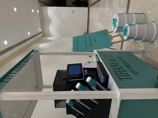 ركن قهوة تيفاني في  فعالية دكان رمضان بفندق القصيبي بالمنطقة الشرقية، فعالية رمضانية تراثية تجمع بين أجواء الشهر الفضيل، الدكاكين الشعبية، المنتجات المحلية، المأكولات الرمضانية، الحرف اليدوية، والهدايا التقليدية، في تجربة ثقافية واجتماعية دافئة تعكس روح رمضان والأصالة السعودية داخل أجواء فندقية راقية