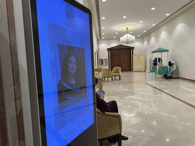 شاشة رقمية لفعالية دكان رمضان بفندق القصيبي بالمنطقة الشرقية، فعالية رمضانية تراثية تجمع بين أجواء الشهر الفضيل، الدكاكين الشعبية، المنتجات المحلية، المأكولات الرمضانية، الحرف اليدوية، والهدايا التقليدية، في تجربة ثقافية واجتماعية دافئة تعكس روح رمضان والأصالة السعودية داخل أجواء فندقية راقية