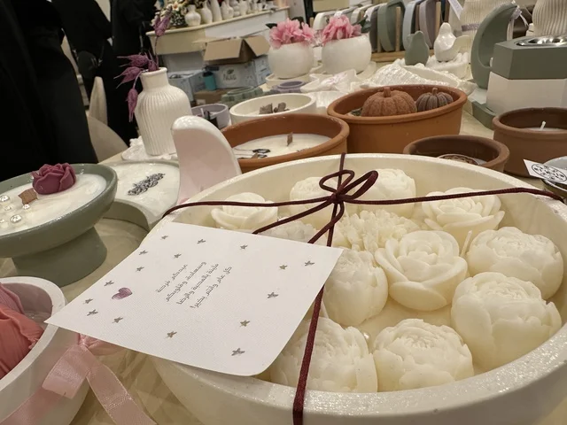 شموع يدوية بشكل أزهار في  فعالية دكان رمضان بفندق القصيبي بالمنطقة الشرقية، فعالية رمضانية تراثية تجمع بين أجواء الشهر الفضيل، الدكاكين الشعبية، المنتجات المحلية، المأكولات الرمضانية، الحرف اليدوية، والهدايا التقليدية، في تجربة ثقافية واجتماعية دافئة تعكس روح رمضان والأصالة السعودية داخل أجواء فندقية راقية