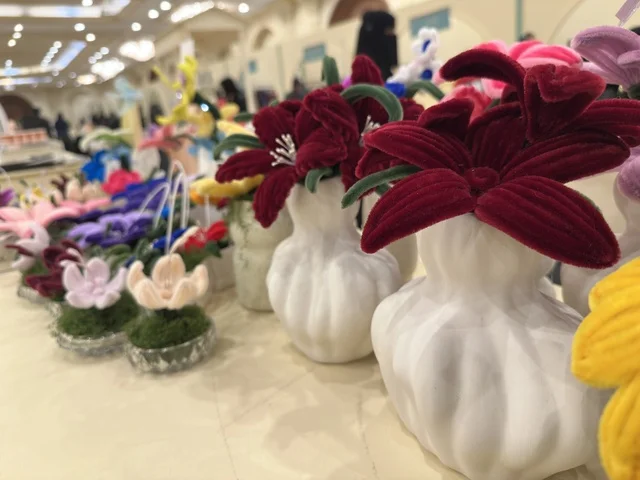 زهور مخملية مصنوعة يدويًا في فعالية دكان رمضان بفندق القصيبي بالمنطقة الشرقية، فعالية رمضانية تراثية تجمع بين أجواء الشهر الفضيل، الدكاكين الشعبية، المنتجات المحلية، المأكولات الرمضانية، الحرف اليدوية، والهدايا التقليدية، في تجربة ثقافية واجتماعية دافئة تعكس روح رمضان والأصالة السعودية داخل أجواء فندقية راقية