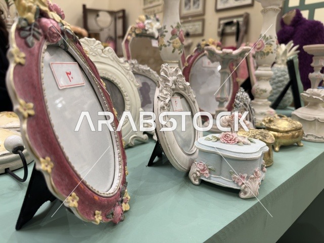 إطارات صور كلاسيكية في  فعالية دكان رمضان بفندق القصيبي بالمنطقة الشرقية، فعالية رمضانية تراثية تجمع بين أجواء الشهر الفضيل، الدكاكين الشعبية، المنتجات المحلية، المأكولات الرمضانية، الحرف اليدوية، والهدايا التقليدية، في تجربة ثقافية واجتماعية دافئة تعكس روح رمضان والأصالة السعودية داخل أجواء فندقية راقية