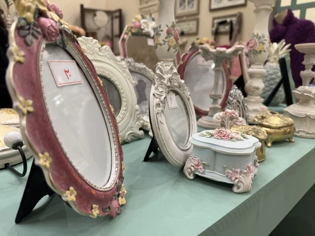 إطارات صور كلاسيكية في  فعالية دكان رمضان بفندق القصيبي بالمنطقة الشرقية، فعالية رمضانية تراثية تجمع بين أجواء الشهر الفضيل، الدكاكين الشعبية، المنتجات المحلية، المأكولات الرمضانية، الحرف اليدوية، والهدايا التقليدية، في تجربة ثقافية واجتماعية دافئة تعكس روح رمضان والأصالة السعودية داخل أجواء فندقية راقية