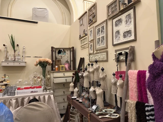 معرض  فعالية دكان رمضان بفندق القصيبي بالمنطقة الشرقية، فعالية رمضانية تراثية تجمع بين أجواء الشهر الفضيل، الدكاكين الشعبية، المنتجات المحلية، المأكولات الرمضانية، الحرف اليدوية، والهدايا التقليدية، في تجربة ثقافية واجتماعية دافئة تعكس روح رمضان والأصالة السعودية داخل أجواء فندقية راقية