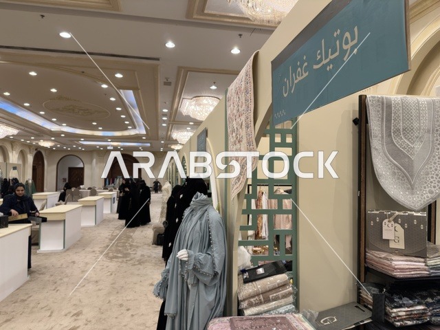 عروض الملابس في فعالية دكان رمضان بفندق القصيبي بالمنطقة الشرقية، فعالية رمضانية تراثية تجمع بين أجواء الشهر الفضيل، الدكاكين الشعبية، المنتجات المحلية، المأكولات الرمضانية، الحرف اليدوية، والهدايا التقليدية، في تجربة ثقافية واجتماعية دافئة تعكس روح رمضان والأصالة السعودية داخل أجواء فندقية راقية