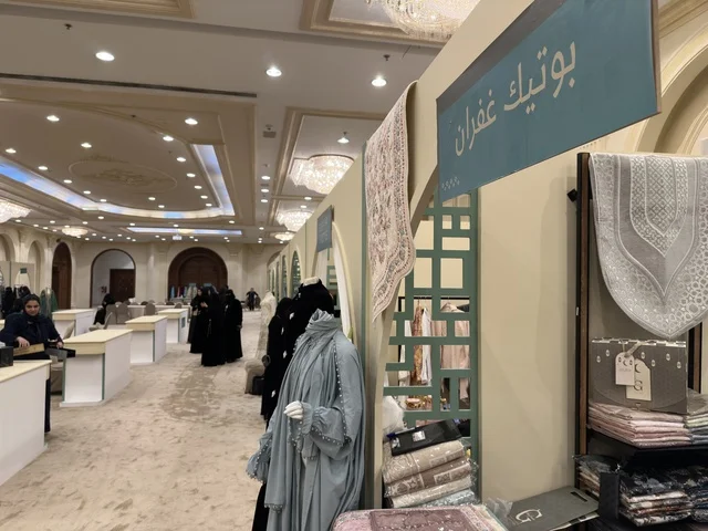 عروض الملابس في فعالية دكان رمضان بفندق القصيبي بالمنطقة الشرقية، فعالية رمضانية تراثية تجمع بين أجواء الشهر الفضيل، الدكاكين الشعبية، المنتجات المحلية، المأكولات الرمضانية، الحرف اليدوية، والهدايا التقليدية، في تجربة ثقافية واجتماعية دافئة تعكس روح رمضان والأصالة السعودية داخل أجواء فندقية راقية