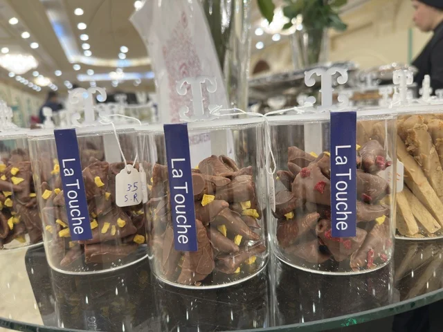 حلويات دكان رمضان في فعالية دكان رمضان بفندق القصيبي بالمنطقة الشرقية، فعالية رمضانية تراثية تجمع بين أجواء الشهر الفضيل، الدكاكين الشعبية، المنتجات المحلية، المأكولات الرمضانية، الحرف اليدوية، والهدايا التقليدية، في تجربة ثقافية واجتماعية دافئة تعكس روح رمضان والأصالة السعودية داخل أجواء فندقية راقية