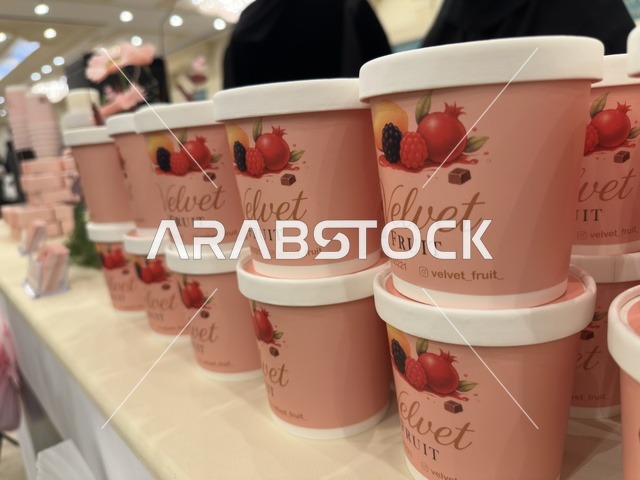 عبوات مثلجات فيلفيت فروت في فعالية دكان رمضان بفندق القصيبي بالمنطقة الشرقية، فعالية رمضانية تراثية تجمع بين أجواء الشهر الفضيل، الدكاكين الشعبية، المنتجات المحلية، المأكولات الرمضانية، الحرف اليدوية، والهدايا التقليدية، في تجربة ثقافية واجتماعية دافئة تعكس روح رمضان والأصالة السعودية داخل أجواء فندقية راقية