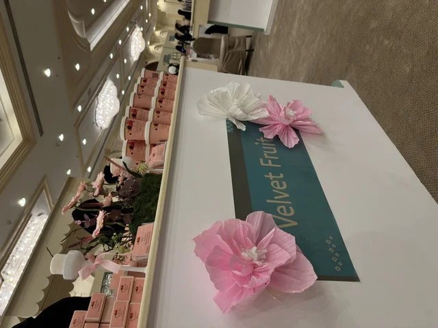 ركن مخمل الفاكهة في فعالية دكان رمضان بفندق القصيبي بالمنطقة الشرقية، فعالية رمضانية تراثية تجمع بين أجواء الشهر الفضيل، الدكاكين الشعبية، المنتجات المحلية، المأكولات الرمضانية، الحرف اليدوية، والهدايا التقليدية، في تجربة ثقافية واجتماعية دافئة تعكس روح رمضان والأصالة السعودية داخل أجواء فندقية راقية