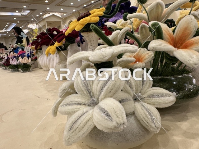 زهور قماشية مصنوعة يدويًا في فعالية دكان رمضان بفندق القصيبي بالمنطقة الشرقية، فعالية رمضانية تراثية تجمع بين أجواء الشهر الفضيل، الدكاكين الشعبية، المنتجات المحلية، المأكولات الرمضانية، الحرف اليدوية، والهدايا التقليدية، في تجربة ثقافية واجتماعية دافئة تعكس روح رمضان والأصالة السعودية داخل أجواء فندقية راقية