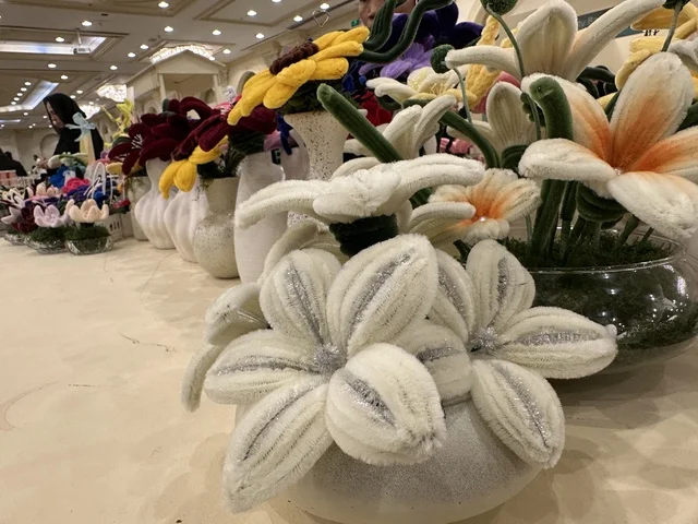 زهور قماشية مصنوعة يدويًا في فعالية دكان رمضان بفندق القصيبي بالمنطقة الشرقية، فعالية رمضانية تراثية تجمع بين أجواء الشهر الفضيل، الدكاكين الشعبية، المنتجات المحلية، المأكولات الرمضانية، الحرف اليدوية، والهدايا التقليدية، في تجربة ثقافية واجتماعية دافئة تعكس روح رمضان والأصالة السعودية داخل أجواء فندقية راقية