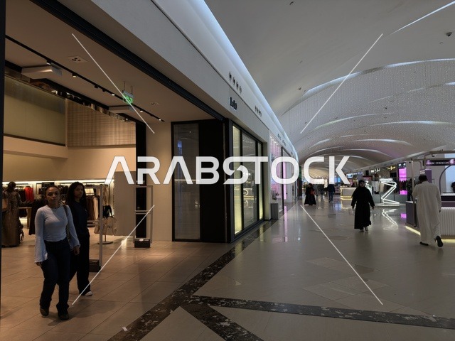 أكشاك مضاء جيدا وشاشات عرض، الظهران أكبر وأبرز المجمعات التجارية في المنطقة الشرقية بالمملكة العربية السعودية، اماكن الأنشطة العائلية الترفيهية، مراكز التسوق والمتاجر الفاخرة، تنوع بين الماركات العالمية والمحلية، رفع مستوى تجربة الزوار وتحسين المرافق