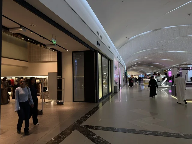 Well-lit kiosks and display screens, Dhahran is the largest and most prominent shopping mall in the Eastern Province of the Kingdom of Saudi Arabia, places for family entertainment activities, shopping centers, and luxury stores, a variety of international and local brands, enhancing the visitor experience and improving facilities.