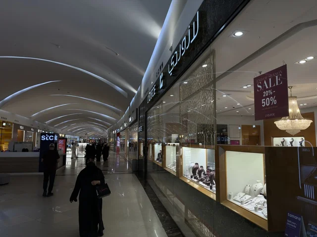 Enhancing the visitor experience and improving facilities, Dhahran is the largest and most prominent shopping complex in the Eastern Province of the Kingdom of Saudi Arabia, offering a variety of international and local brands, shopping centers, luxury stores, and family entertainment activity areas.