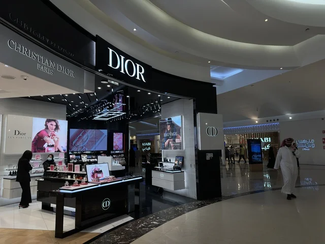 A store for luxury cosmetics and perfumes, Dhahran is the largest and most prominent shopping mall in the Eastern Province of the Kingdom of Saudi Arabia, featuring family entertainment activities, shopping centers, and luxury stores, enhancing the visitor experience and improving facilities.