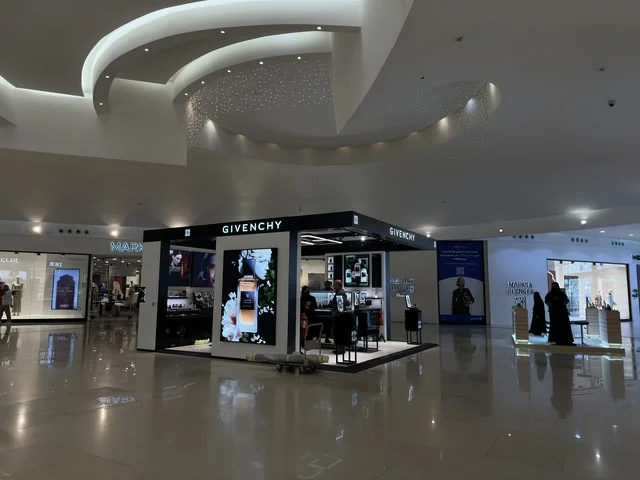 A unique architectural design, Dhahran is the largest and most prominent shopping complex in the Eastern Province of the Kingdom of Saudi Arabia, featuring family entertainment activities, shopping centers, and luxury stores, enhancing the visitor experience and improving facilities.