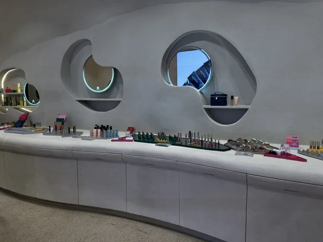 صالون تجميل في الظهران أكبر وأبرز المجمعات التجارية في المنطقة الشرقية بالمملكة العربية السعودية، اماكن الأنشطة العائلية الترفيهية، مراكز التسوق والمتاجر الفاخرة، تنوع بين الماركات العالمية والمحلية، رفع مستوى تجربة الزوار وتحسين المرافق