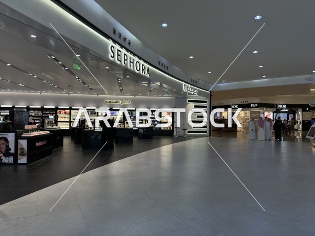 كافيهات و متاجر متنوعة في الظهران أكبر وأبرز المجمعات التجارية في المنطقة الشرقية بالمملكة العربية السعودية، اماكن الأنشطة العائلية الترفيهية، مراكز التسوق والمتاجر الفاخرة، رفع مستوى تجربة الزوار وتحسين المرافق