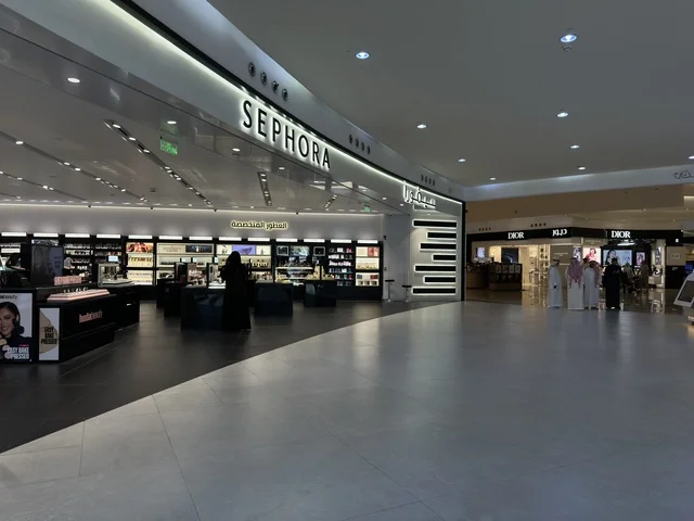 Cafes and various stores in Dhahran, the largest and most prominent shopping malls in the Eastern Province of the Kingdom of Saudi Arabia, places for family entertainment activities, shopping centers, and luxury stores, enhancing the visitor experience and improving facilities.