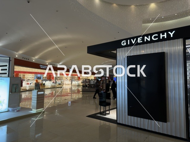 الأزياء الراقية والملابس الجاهزة والإكسسوارات والعطور، الظهران أكبر وأبرز المجمعات التجارية في المنطقة الشرقية بالمملكة العربية السعودية، اماكن الأنشطة العائلية الترفيهية، مراكز التسوق والمتاجر الفاخرة، رفع مستوى تجربة الزوار وتحسين المرافق