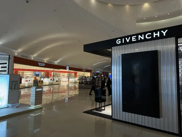 Haute couture, ready-to-wear clothing, accessories, and perfumes, Dhahran is the largest and most prominent shopping mall in the Eastern Province of the Kingdom of Saudi Arabia, places for family entertainment activities, shopping centers, and luxury stores, enhancing the visitor experience and improving facilities.